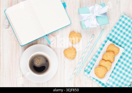 Café, biscuits en forme de coeur et bloc-notes Banque D'Images