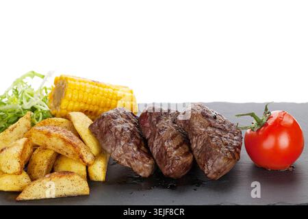 Steak avec pommes de terre grillées, maïs, salade et tomate Banque D'Images