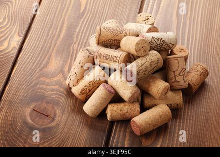 Bouchons de vin tas sur fond de table en bois rustique Banque D'Images