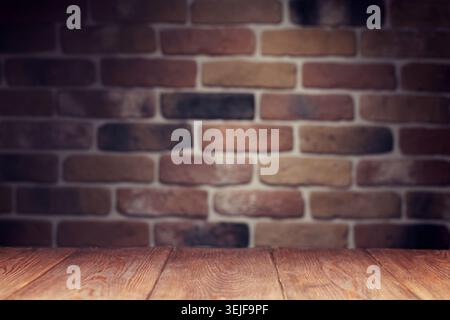 Table en bois et mur de briques Banque D'Images