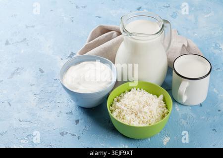 Produits laitiers sur table en pierre Banque D'Images
