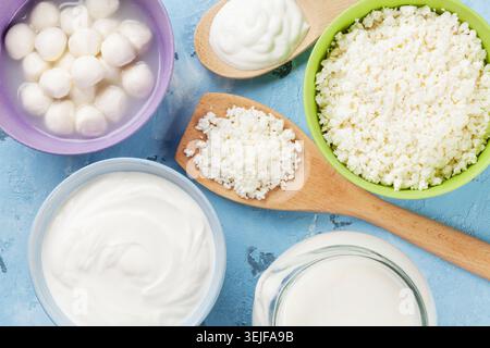 Produits laitiers sur table en pierre Banque D'Images