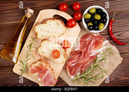 Bruschetta ingrédients - prosciutto, olives, tomates Banque D'Images