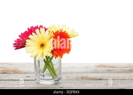 Fleurs colorées de gerbera sur table en bois Banque D'Images
