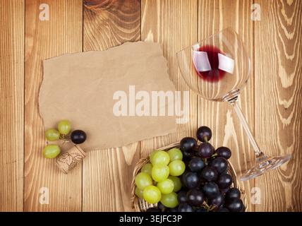 Verre de vin rouge et raisin Banque D'Images