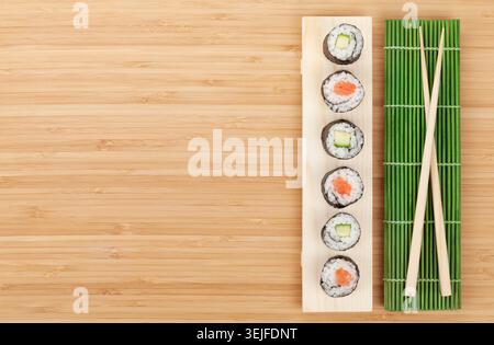 Set de sushis avec saumon et concombre Banque D'Images