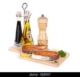 Saumon grillé avec citron et herbes sur planche à découper Banque D'Images