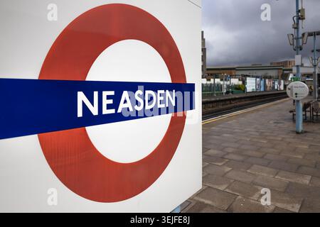 Panneau rond du métro londonien à la station Neasden. Londres, Royaume-Uni, 17 mars 2023 Banque D'Images