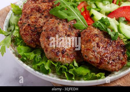 Côtelettes frites, viande hachée mélangée, avec salade de légumes, maison, vue de dessus, personne, Banque D'Images