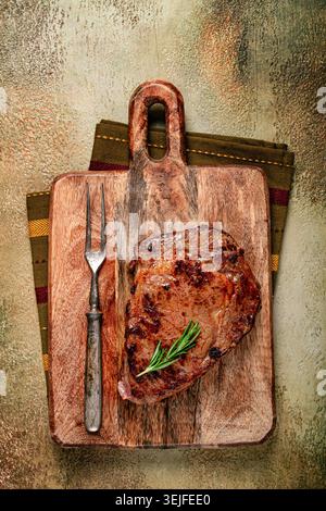 Steak grillé, steak de bœuf, steak Rib Eye, sur une planche à découper, vue de dessus, pas de gens Banque D'Images