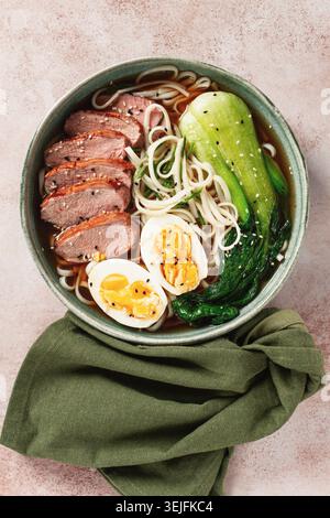 Soupe ramen avec canard et nouilles, avec œufs et bok choy, fait maison, pas de gens, Banque D'Images