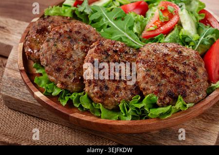 Côtelettes frites, viande hachée mélangée, avec salade de légumes, maison, vue de dessus, personne, Banque D'Images