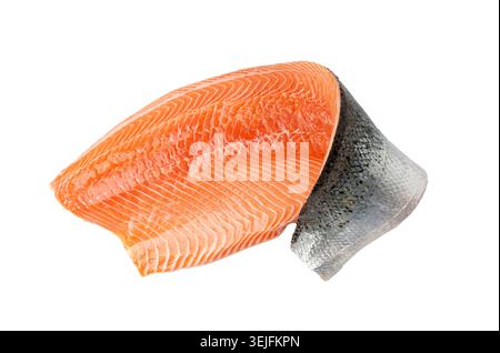 Filet de saumon frais isolé, poisson rouge norvégien cru, morceau de viande de truite, gros filet de saumon atlantique frais sur fond blanc Banque D'Images