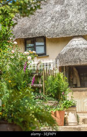 mignon cottage au toit de chaume et jardin de chalet Banque D'Images