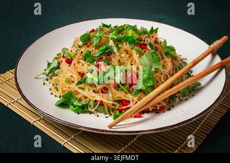 Funchosa, salade coréenne, avec des légumes, fait maison, pas de gens, Banque D'Images