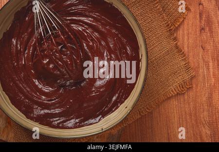 Un bol de pâte au chocolat, un fouet pour fouetter, cuire au four, structure et consistance, fait maison, vue de dessus, personne, Banque D'Images