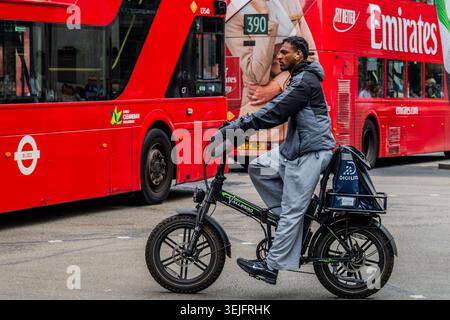 Londres, Royaume-Uni. 29 mai 2026. Un vélo électrique Allegra, dont certains portent des avertissements de sécurité du gouvernement britannique, traverse Oxford Circus - shopping dans la canicule continue dans le West End de Londres. Crédit : Guy Bell/Alamy Live News Banque D'Images