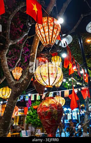 Lanternes vietnamiennes exposées dans la rue de Hoi an, Vietnam. Lanternes colorées la nuit à Hoi an, ville portuaire classée au patrimoine mondial de l'UNESCO. Banque D'Images