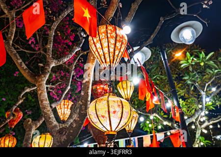 Lanternes vietnamiennes exposées dans la rue de Hoi an, Vietnam. Lanternes colorées la nuit à Hoi an, ville portuaire classée au patrimoine mondial de l'UNESCO. Banque D'Images