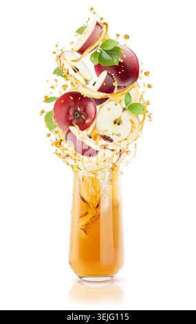 Cidre de pomme biologique avec des flux juteux de jus, des gouttes, des tranches de pommes rouges, des feuilles vertes, remplissant un verre clair. Idéal pour wellne Banque D'Images