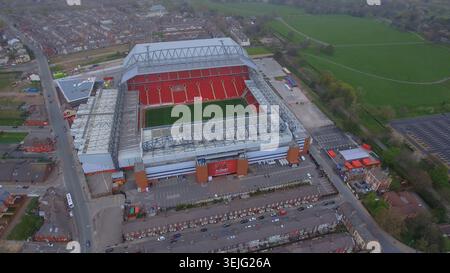 Vue aérienne 4K du stade Anfield à Liverpool, en Angleterre. Prise de vue en grand angle mettant en vedette le légendaire terrain de football et le paysage urbain du Liverpool FC. Banque D'Images