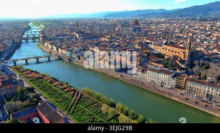 Drone aérien cinématographique 4K de Florence, Italie. Paysage urbain panoramique avec le fleuve Arno, le Duomo, le Ponte Vecchio et les toits historiques en terre cuite. Banque D'Images