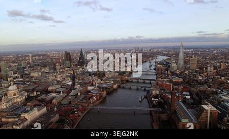 Vue aérienne 4K de Londres sur la Tamise par drone. Superbe panorama urbain avec le Shard, la cathédrale Saint-Paul et les gratte-ciel de la ville. Banque D'Images