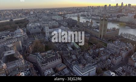 Drone aérien 4K vue de Londres au lever du soleil. Paysage urbain panoramique avec le Parlement, Big Ben, l'abbaye de Westminster et la Tamise. Banque D'Images