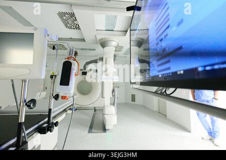 Une salle d'imagerie médicale spacieuse dotée d'un équipement de pointe pour le diagnostic des patients. La salle est bien éclairée et organisée, facilitant le lissage Banque D'Images
