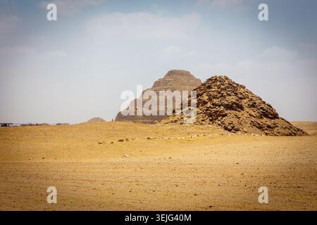 Vue de la nécropole de Saqqara avec la pyramide à pas de Djéser et la pyramide d'Ouserkaf, paysage désertique, Egypte. Banque D'Images