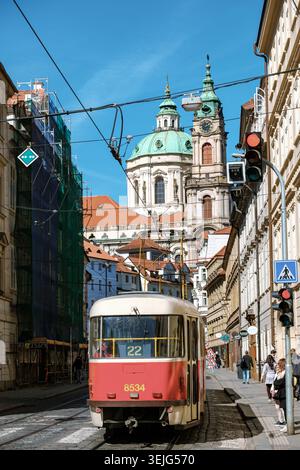 Prague, Tchéquie, 8 avril 2026, Un tramway dynamique se déplace le long des rues pavées de Prague, encadrées par une architecture baroque époustouflante. Banque D'Images