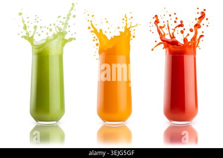 Jus de légumes frais colorés différentes couleurs avec des gouttes volantes, des éclaboussures dans des verres isolés sur fond blanc. Jeu de th Banque D'Images