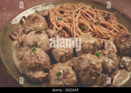 Spaghetti aux boulettes de viande et aux champignons, en sauce crème, fait maison, pas de gens, Banque D'Images