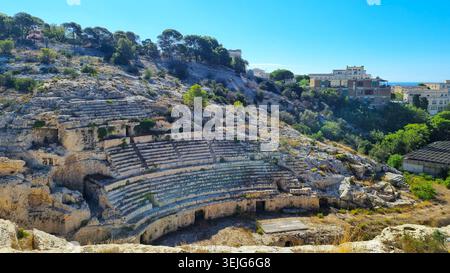 Les ruines d'un ancien amphithéâtre romain partiellement sculpté dans la roche calcaire à Cagliari, Sardaigne, Italie Banque D'Images