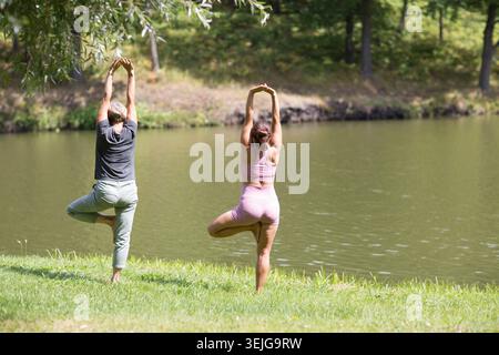Femme âgée faisant du yoga Banque D'Images