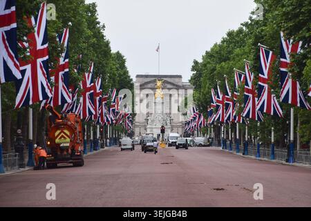 Londres, Royaume-Uni. 29 mai 2026. Les Union Jacks décorent le Mall menant au palais de Buckingham avant Trooping the Colour, la cérémonie annuelle célébrant l'anniversaire du roi Charles III crédit : Vuk Valcic/Alamy Live News Banque D'Images