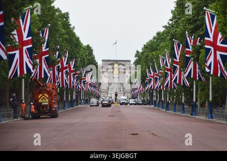 Londres, Royaume-Uni. 29 mai 2026. Les Union Jacks décorent le Mall menant au palais de Buckingham avant Trooping the Colour, la cérémonie annuelle célébrant l'anniversaire du roi Charles III crédit : Vuk Valcic/Alamy Live News Banque D'Images