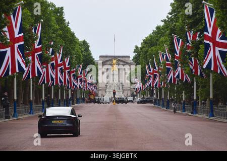 Londres, Royaume-Uni. 29 mai 2026. Les Union Jacks décorent le Mall menant au palais de Buckingham avant Trooping the Colour, la cérémonie annuelle célébrant l'anniversaire du roi Charles III crédit : Vuk Valcic/Alamy Live News Banque D'Images