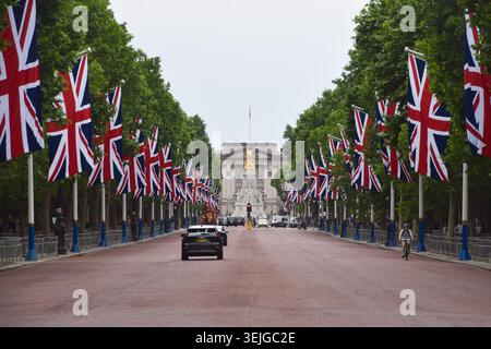 Londres, Royaume-Uni. 29 mai 2026. Les Union Jacks décorent le Mall menant au palais de Buckingham avant Trooping the Colour, la cérémonie annuelle célébrant l'anniversaire du roi Charles III crédit : Vuk Valcic/Alamy Live News Banque D'Images