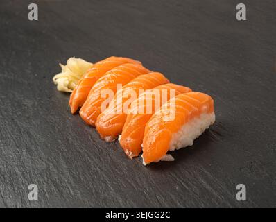 Ensemble de Sushi nigiri, déjeuner de Susi saumon, Nori Maki, rouleau de Sushi Nigiri sur fond de plaque de pierre noire Banque D'Images