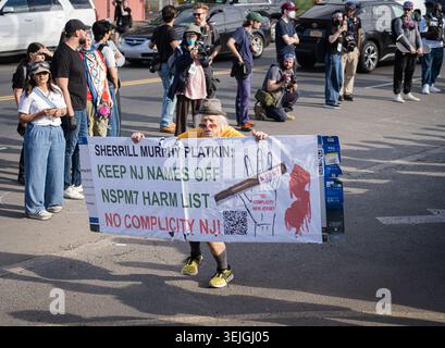 Newark, États-Unis. 28 mai 2026. Les manifestants continuent de se rassembler devant le centre de détention de Delaney Hall à Newark, dans le New Jersey, alors que les amis et les familles des détenus affirment que les conditions de détention sont inhumaines. Newark, NJ 28 mai 2026. (Photo de Steve Sanchez/Sipa USA). Crédit : Sipa USA/Alamy Live News Banque D'Images