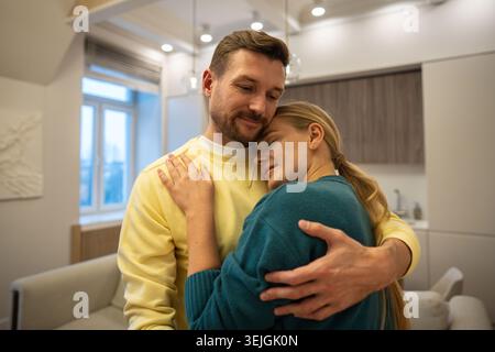 Couple familial heureux détendu appréciant de s'embrasser et de démontrer l'amour dans les relations. Banque D'Images