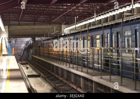 Station de métro avec vue sur l'entrée du tunnel Banque D'Images