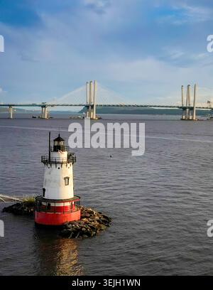 Vue aérienne du phare Sleepy Hollow sur la rivière Hudson avec le pont du gouverneur Mario M. Cuomo en arrière-plan Sleepy Hollow, New York, Uni Banque D'Images