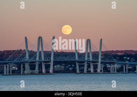 Vue aérienne du pont du gouverneur Mario M. Cuomo avec une pleine lune se levant au-dessus des tours à haubans au crépuscule, Sleepy Hollow, New York, United S. Banque D'Images