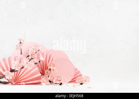 Scène florale délicate de mariage - fleurs de sakura rose branche, cercles roses, ventilateurs de papier dans le style asiatique sur fond blanc, maquette Banque D'Images