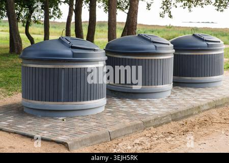 Poubelles modernes autour des conteneurs dans le parc pour la collecte séparée des ordures Banque D'Images