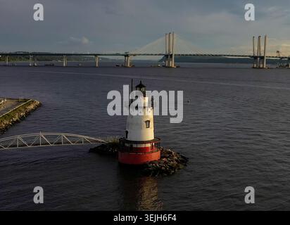 Vue aérienne du phare Sleepy Hollow sur sa base rocheuse avec une passerelle et le pont du gouverneur Mario M. Cuomo au loin Sleepy Hollow, Banque D'Images
