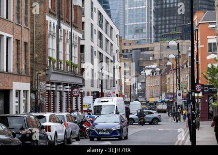 Scène regardant un logement résidentiel le long de Wentworth Street, adjacent au célèbre marché Petticoat Lane vers les gratte-ciel de la ville de Londres le 29 mai 2026 à Londres, Royaume-Uni. Banque D'Images
