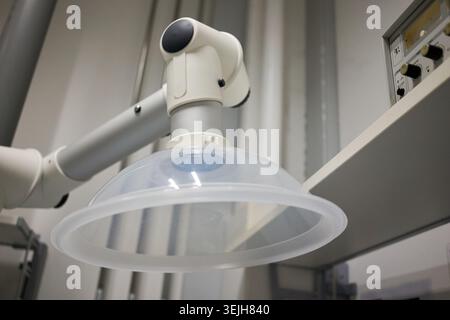 Bras de ventilation par évacuation locale de laboratoire avec capot en plastique transparent dans un laboratoire scientifique. Banque D'Images